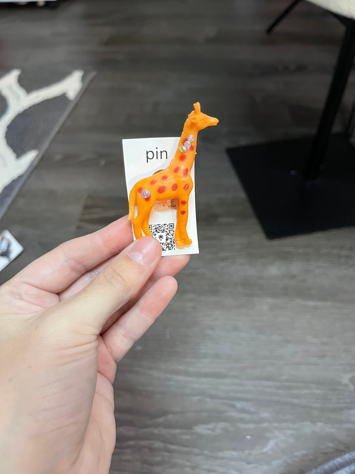 Giraffe pin