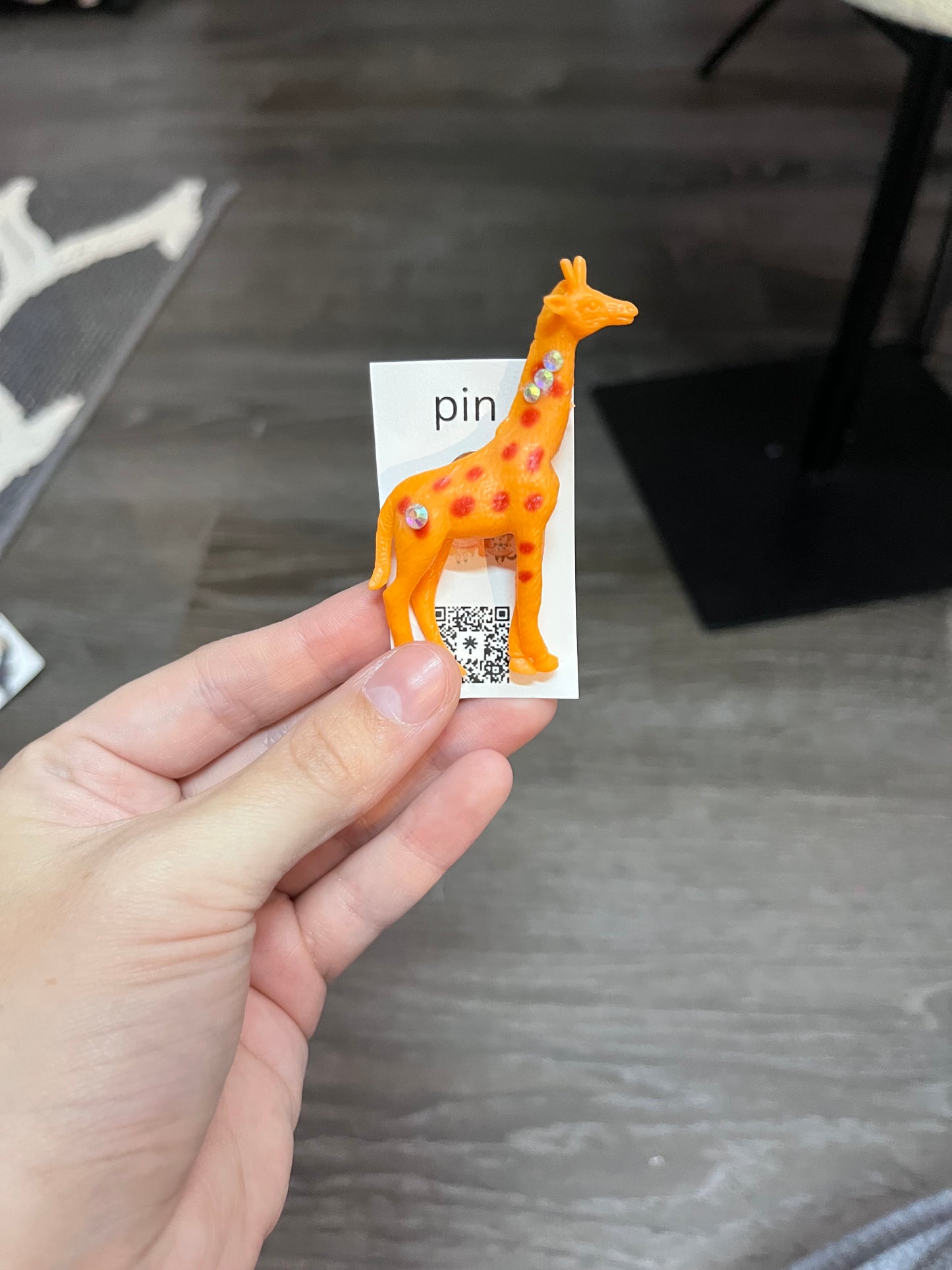 Giraffe pin