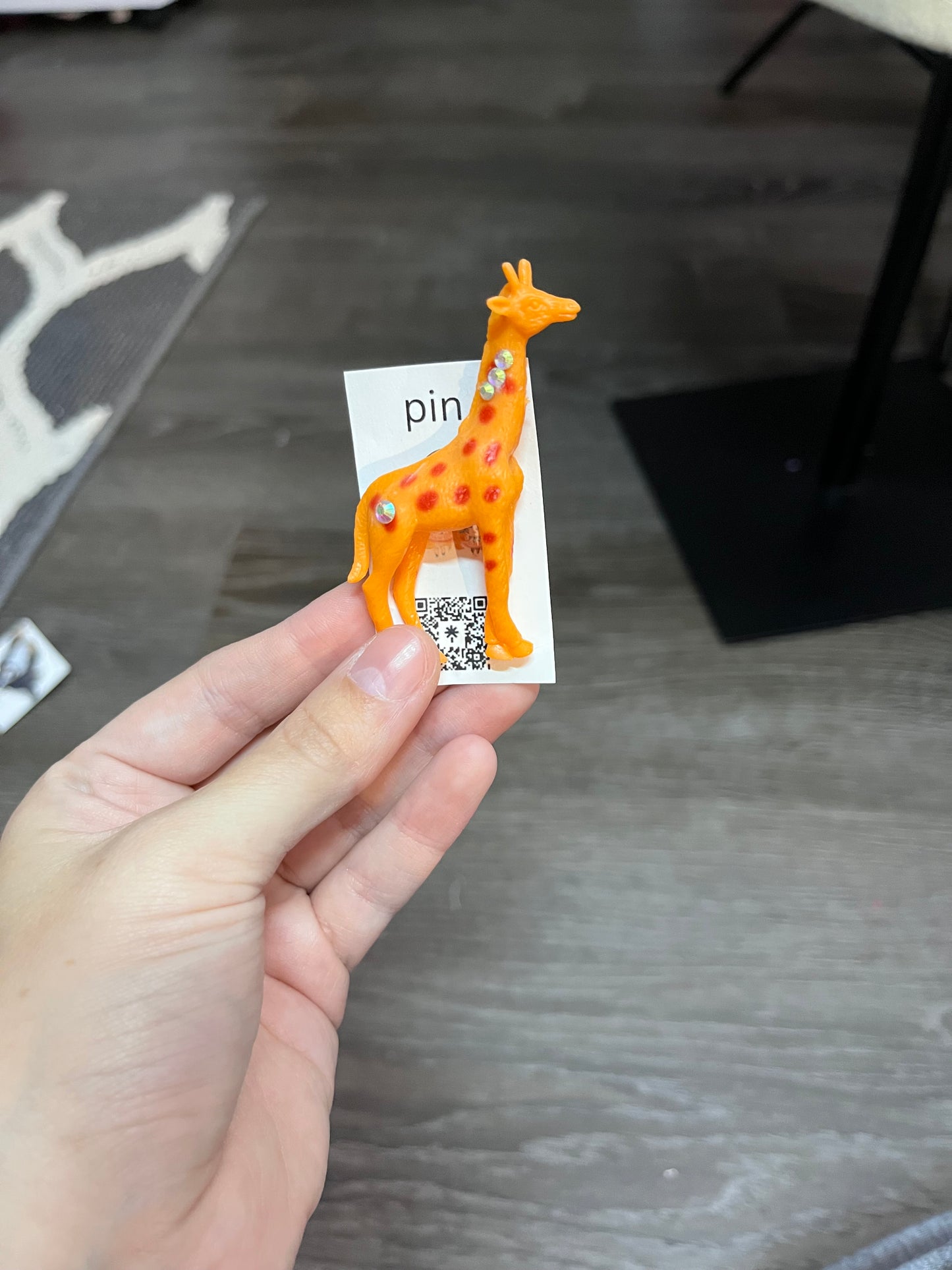 Giraffe pin